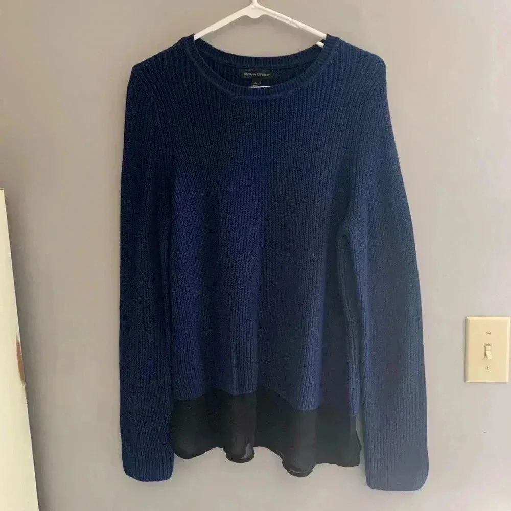 Woman’s Banana Republic Navy Knit Long Sleeve Crew Neck Classic Sweater Size M